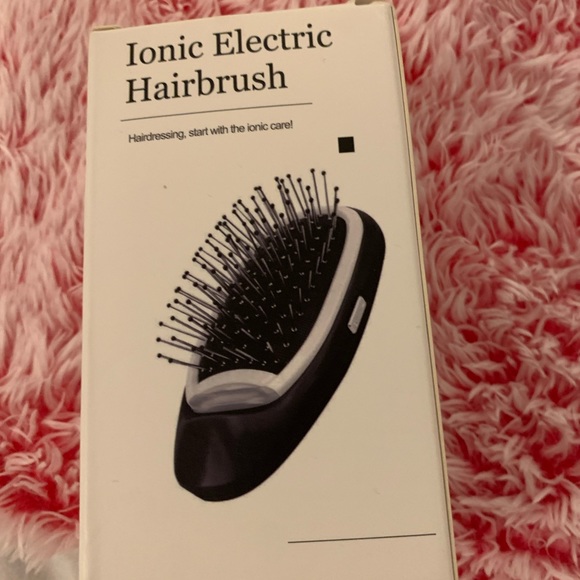 NWT Ionic electric hairbrush.  Fabulous to take on the go! - Picture 1 of 3